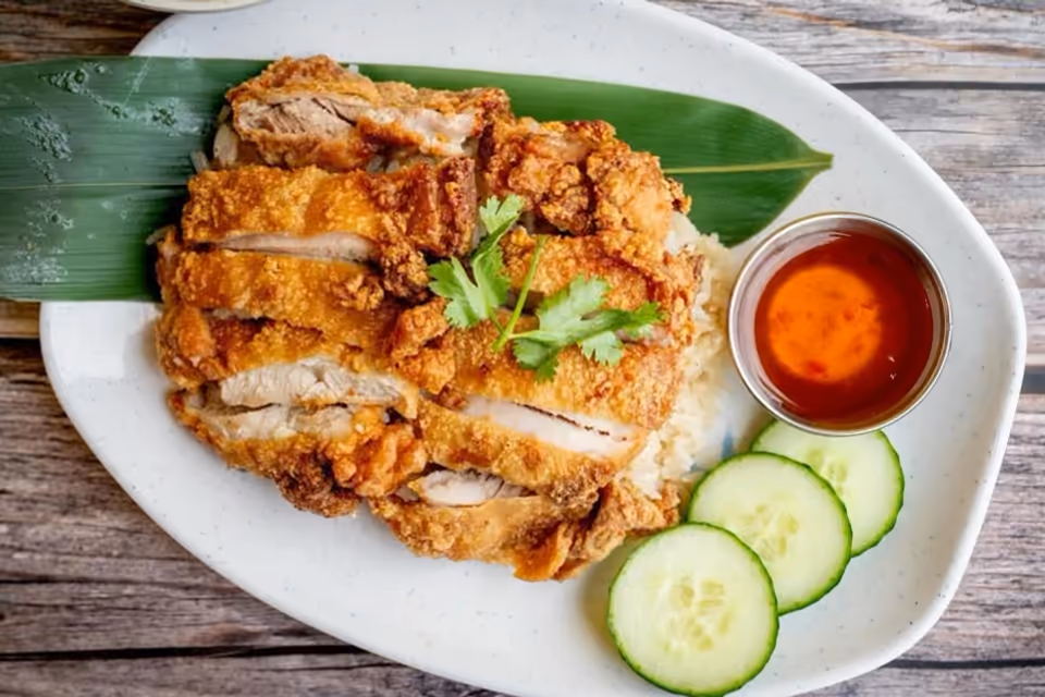 Crispy chicken rice served with cucumber and daikon soup